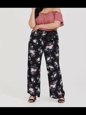 Torrid Sz 2  Black Floral Wide-Leg Tie-Waist Pants